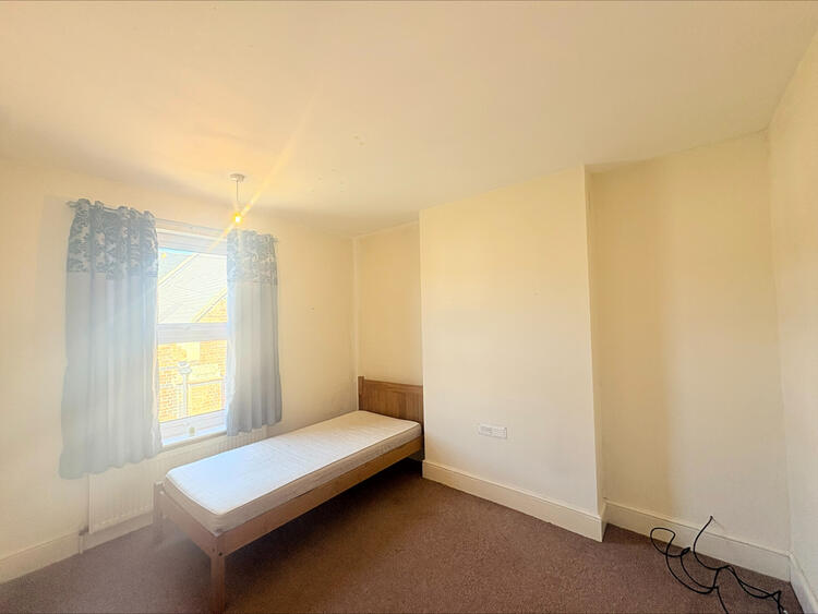 Detached House in Nottingham image 4
